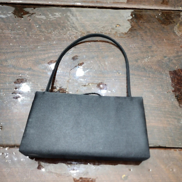 👸👜 Victoria's Secret Formal Wrist Purse with snap closure - Picture 3 of 10